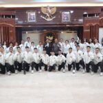 Menko Polhukam Hadi Tjahjanto yang juga selaku Ketua Unum Forki saat melepas Kontingen Timnas Karate Cadet, Junior dan U21 di Kantor Kemenko Polhukam, Jakarta, Senin (19/8/2024). Foto: Humas Kemenko Polhukam