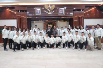 Menko Polhukam Hadi Tjahjanto yang juga selaku Ketua Unum Forki saat melepas Kontingen Timnas Karate Cadet, Junior dan U21 di Kantor Kemenko Polhukam, Jakarta, Senin (19/8/2024). Foto: Humas Kemenko Polhukam