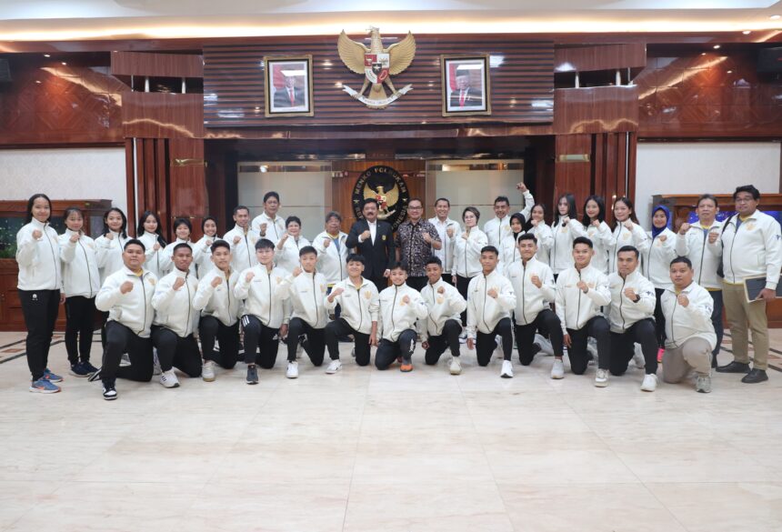 Menko Polhukam Hadi Tjahjanto yang juga selaku Ketua Unum Forki saat melepas Kontingen Timnas Karate Cadet, Junior dan U21 di Kantor Kemenko Polhukam, Jakarta, Senin (19/8/2024). Foto: Humas Kemenko Polhukam