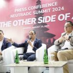 CEO Neutra DC Andreuw Th.A.F (Kiri), Direktur Group Business Development Telkom Honesti Basyir (Tengah), dan SVP Corporate Communication and Investor Relation Telkom Ahmad Reza (Kanan) pada Press Conference Neutra DC Summit 2024 di Jakarta, Senin (19/8/2024). Foto: Telkom Indonesia