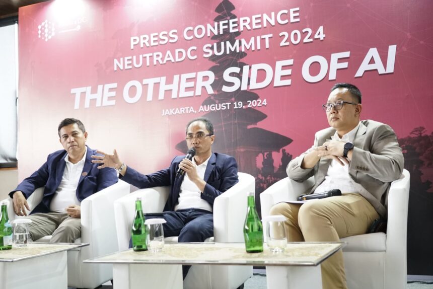 CEO Neutra DC Andreuw Th.A.F (Kiri), Direktur Group Business Development Telkom Honesti Basyir (Tengah), dan SVP Corporate Communication and Investor Relation Telkom Ahmad Reza (Kanan) pada Press Conference Neutra DC Summit 2024 di Jakarta, Senin (19/8/2024). Foto: Telkom Indonesia