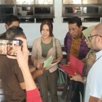 Jessica Kumala Wongso, didampingi tim penasihat hukum mendatangi Kejaksaan Negeri Jakarta Timur, pada Senin (19/8/2024), untuk mengurus dokumen pembebasan bersyarat dan cap jari. Foto: Ist