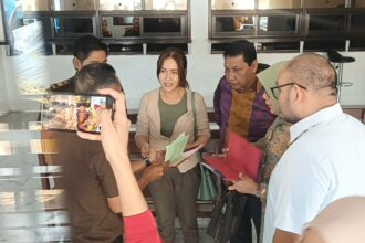 Jessica Kumala Wongso, didampingi tim penasihat hukum mendatangi Kejaksaan Negeri Jakarta Timur, pada Senin (19/8/2024), untuk mengurus dokumen pembebasan bersyarat dan cap jari. Foto: Ist