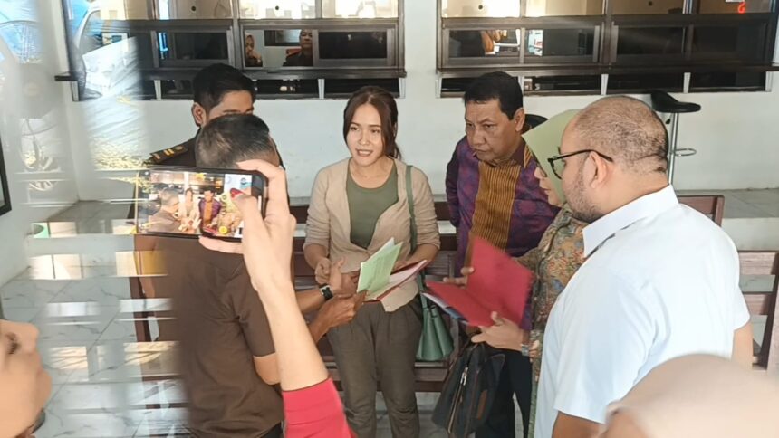 Jessica Kumala Wongso, didampingi tim penasihat hukum mendatangi Kejaksaan Negeri Jakarta Timur, pada Senin (19/8/2024), untuk mengurus dokumen pembebasan bersyarat dan cap jari. Foto: Ist