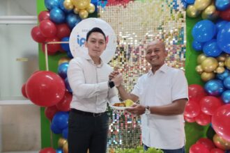 Public Relations and Marcomm Manager Aston Kartika Grogol, Jakarta, Mekha Azzuri Fadillah (kiri) bersama CEO Ipol.id, M Solihin (kanan) dalam giat media visit di Kantor Ipol.id di Ciputat, Tangerang Selatan, Senin (19/8/2024). Foto: Joesvicar Iqbal/ipol.id