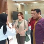 Jessica Kumala Wongso (mengenakan kaos hijau) didampingi tim kuasa hukum, saat mengurus berkas pembebasan bersyarat di Kejaksaan Negeri Jakarta Timur, pada Senin (19/8/2024). Foto: Ist