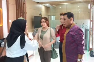 Jessica Kumala Wongso (mengenakan kaos hijau) didampingi tim kuasa hukum, saat mengurus berkas pembebasan bersyarat di Kejaksaan Negeri Jakarta Timur, pada Senin (19/8/2024). Foto: Ist