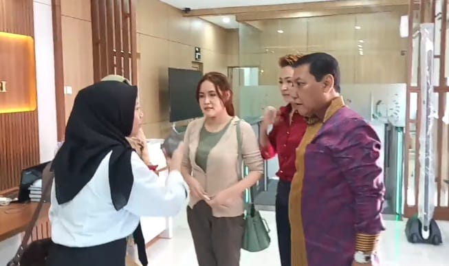 Jessica Kumala Wongso (mengenakan kaos hijau) didampingi tim kuasa hukum, saat mengurus berkas pembebasan bersyarat di Kejaksaan Negeri Jakarta Timur, pada Senin (19/8/2024). Foto: Ist