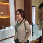 Jessica Kumala Wongso (mengenakan kaos hijau) didampingi tim kuasa hukum, saat mengurus berkas pembebasan bersyarat di Kejaksaan Negeri Jakarta Timur, pada Senin (19/8/2024). Foto: Ist