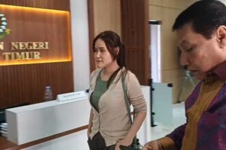 Jessica Kumala Wongso (mengenakan kaos hijau) didampingi tim kuasa hukum, saat mengurus berkas pembebasan bersyarat di Kejaksaan Negeri Jakarta Timur, pada Senin (19/8/2024). Foto: Ist