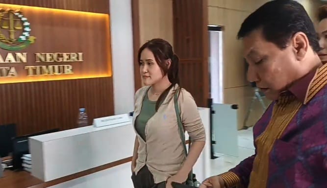 Jessica Kumala Wongso (mengenakan kaos hijau) didampingi tim kuasa hukum, saat mengurus berkas pembebasan bersyarat di Kejaksaan Negeri Jakarta Timur, pada Senin (19/8/2024). Foto: Ist