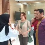 Jessica Kumala Wongso (mengenakan kaos hijau) didampingi tim kuasa hukum, ketika mengurus berkas pembebasan bersyarat di Kejaksaan Negeri Jakarta Timur, Senin (19/8/2024). Foto: Ist