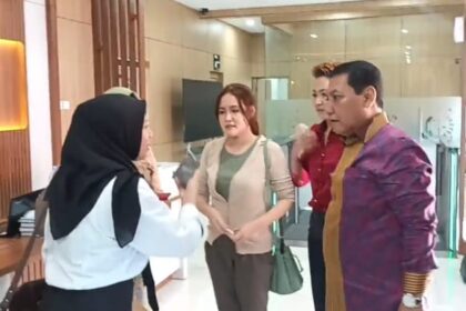 Jessica Kumala Wongso (mengenakan kaos hijau) didampingi tim kuasa hukum, ketika mengurus berkas pembebasan bersyarat di Kejaksaan Negeri Jakarta Timur, Senin (19/8/2024). Foto: Ist