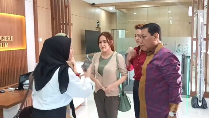 Jessica Kumala Wongso (mengenakan kaos hijau) didampingi tim kuasa hukum, mengurus berkas pembebasan bersyarat di Kejaksaan Negeri Jakarta Timur, Senin (19/8/2024) siang. Foto: Ist