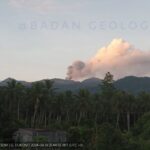 Pos Pengamatan Gunung Api (PGA) Dukono memantau aktivitas vulkanik Gunung Dukono di Kabupaten Halmahera Utara, Provinsi Maluku Utara, pada Sabtu (17/8/2024). Foto: Badan Nasional Penanggulangan Bencana (BNPB)