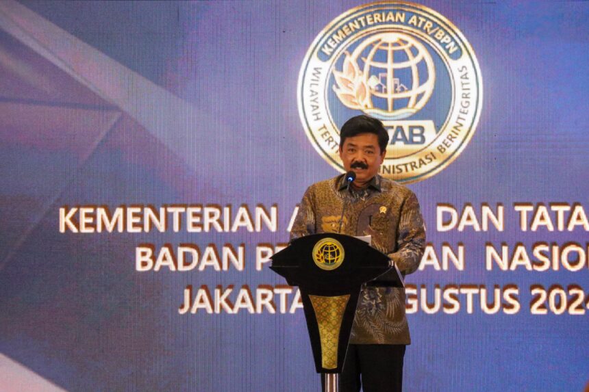 Menteri Koordinator Bidang Politik, Hukum, dan Keamanan Marsekal TNI (Purn) Hadi Tjahjanto saat menjadi pembicara kunci pada acara Pemberian Predikat Wilayah Tertib Adminstrasi Berintegritas di Lingkungan Kementerian Agraria dan Tata Ruang/Badan Pertanahan Nasional (ATR/BPN), Selasa (20/8/2024). Foto: Humas Kemenko Polhukam