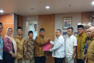 Forum RT dan RW Kecamatan Menteng, Jakarta Pusatbl saat audiens di DPRD DKI.(Foto sofian/ipol.id)