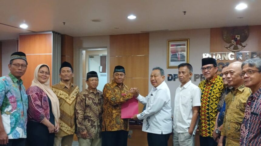 Forum RT dan RW Kecamatan Menteng, Jakarta Pusatbl saat audiens di DPRD DKI.(Foto sofian/ipol.id)