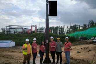 Tim lapangan representatif PINS dan CHT INFINITY mengawal dan memantau pemasangan Smart Pole di Sumbu Barat Istana Presiden, Jumat (16/8/2024) lalu. Foto: Telkom Indonesia