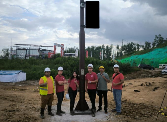 Tim lapangan representatif PINS dan CHT INFINITY mengawal dan memantau pemasangan Smart Pole di Sumbu Barat Istana Presiden, Jumat (16/8/2024) lalu. Foto: Telkom Indonesia