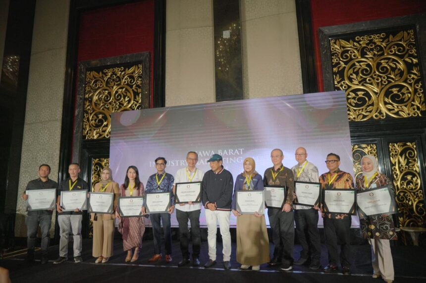 Bio Farma meraih penghargaan “Industry Marketing Champion 2024” pada Sektor Farmasi dalam acara Indonesia Marketing Festival 2024 yang diselenggarakan oleh Mcorp dan Markplus Institute. Acara ini diselenggarakan pada (Selasa, 20/08/24) di Trans Luxury Hotel Bandung, Jawa Barat.