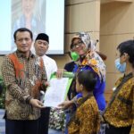 Kepala Kejaksaan Tinggi (Kajati) DKI Jakarta, Rudi Margono saat menyerahkan akta/penetapan perwakilan 15 anak di Ruang MH Thamrin Lantai 2 Blok B Gedung Walikota Kota Administrasi Jakarta Barat, Jumat (23/8/2024). Foto: Seksi Penerangan Hukum (Penkum) Kejati DKI Jakarta