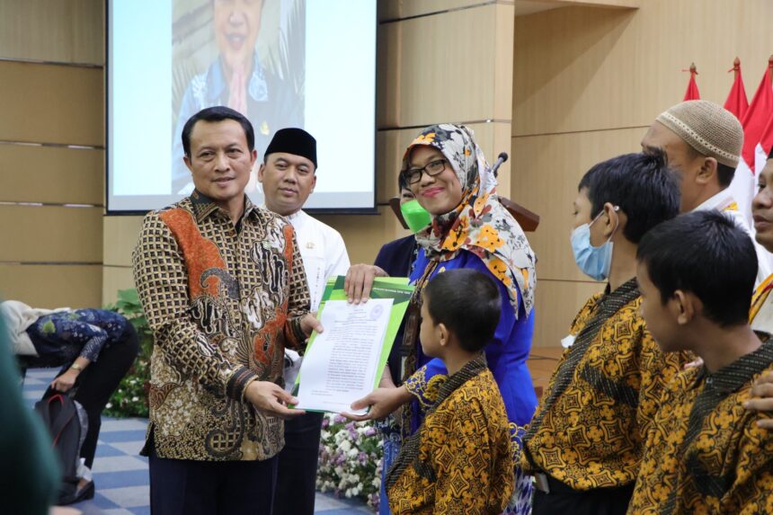 Kepala Kejaksaan Tinggi (Kajati) DKI Jakarta, Rudi Margono saat menyerahkan akta/penetapan perwakilan 15 anak di Ruang MH Thamrin Lantai 2 Blok B Gedung Walikota Kota Administrasi Jakarta Barat, Jumat (23/8/2024). Foto: Seksi Penerangan Hukum (Penkum) Kejati DKI Jakarta