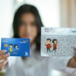 Ilustrasi seorang nasabah memperlihatkan kartu ATM dan Buku Rekening Simpanan Pelajar (Simpel) Bank Mandiri. Foto: Dok Bank Mandiri