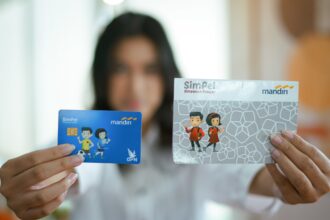 Ilustrasi seorang nasabah memperlihatkan kartu ATM dan Buku Rekening Simpanan Pelajar (Simpel) Bank Mandiri. Foto: Dok Bank Mandiri