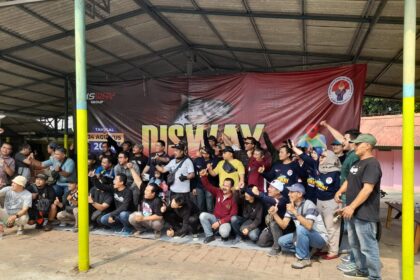 Wartawan peserta lomba mancing 'Disway Mancing 2024' berswafoto bersama di Pemancingan Galatama Pancoran Indah, Jalan Triloka VI Pancoran, Jakarta Selatan, Sabtu (24/8/2024). Foto: Dok Disway Group