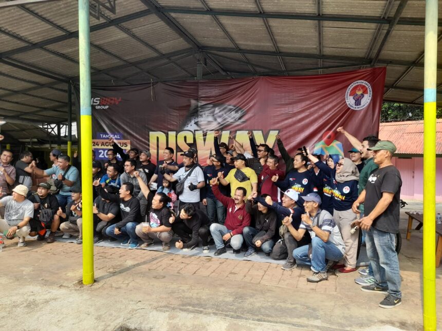 Wartawan peserta lomba mancing 'Disway Mancing 2024' berswafoto bersama di Pemancingan Galatama Pancoran Indah, Jalan Triloka VI Pancoran, Jakarta Selatan, Sabtu (24/8/2024). Foto: Dok Disway Group