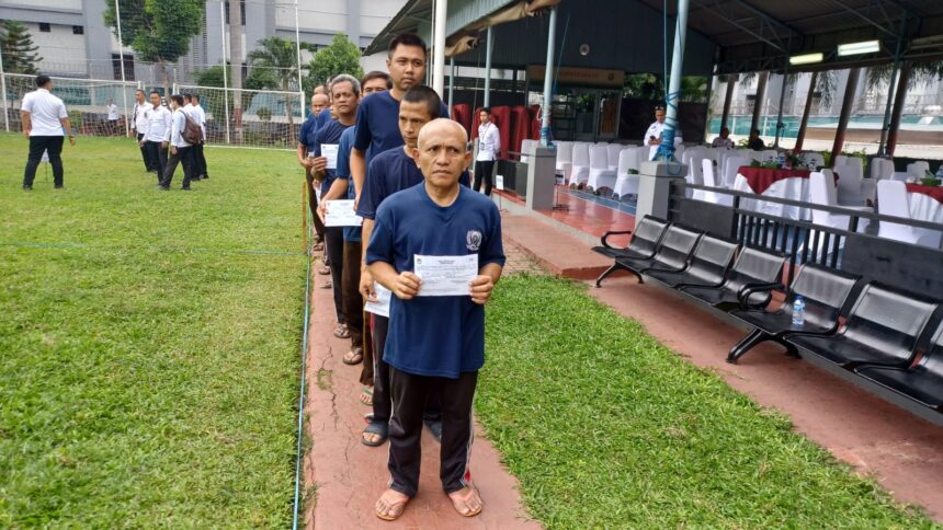 Sejumlah narapidana (Napi) di Lapas Kelas I Cipinang, Jatinegara, Jakarta Timur, sempat melakukan simulasi pencoblosan pada Pilpres 2024 belum lama ini. Foto: Joesvicar Iqbal/Dok/ipol.id