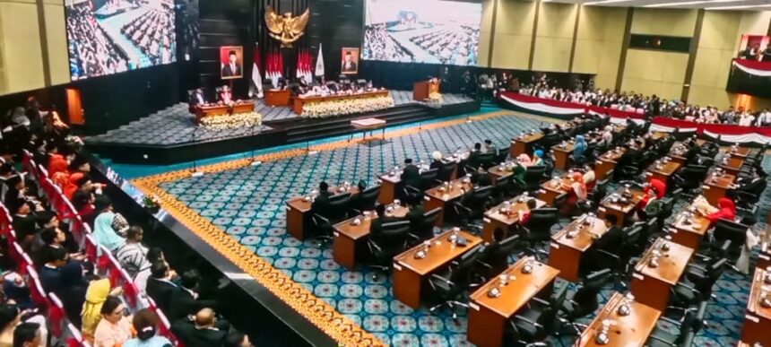 Pelaksanaan sidang paripurna istimewa pelantikan 106 anggota DPRD DKI Jakarta periode 2024-2029.(foto sofian/ipol.id)