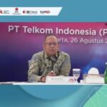 Direktur Keuangan dan Manajemen Risiko Telkom Heri Supriadi pada kegiatan Public Expose Live 2024 yang berlangsung secara online, turut hadir Direktur Keuangan & Manajemen Risiko Telkomsel Daru Mulyawan, Senin (26/8/2024). Foto: Yudha Krastawan/ipol.id