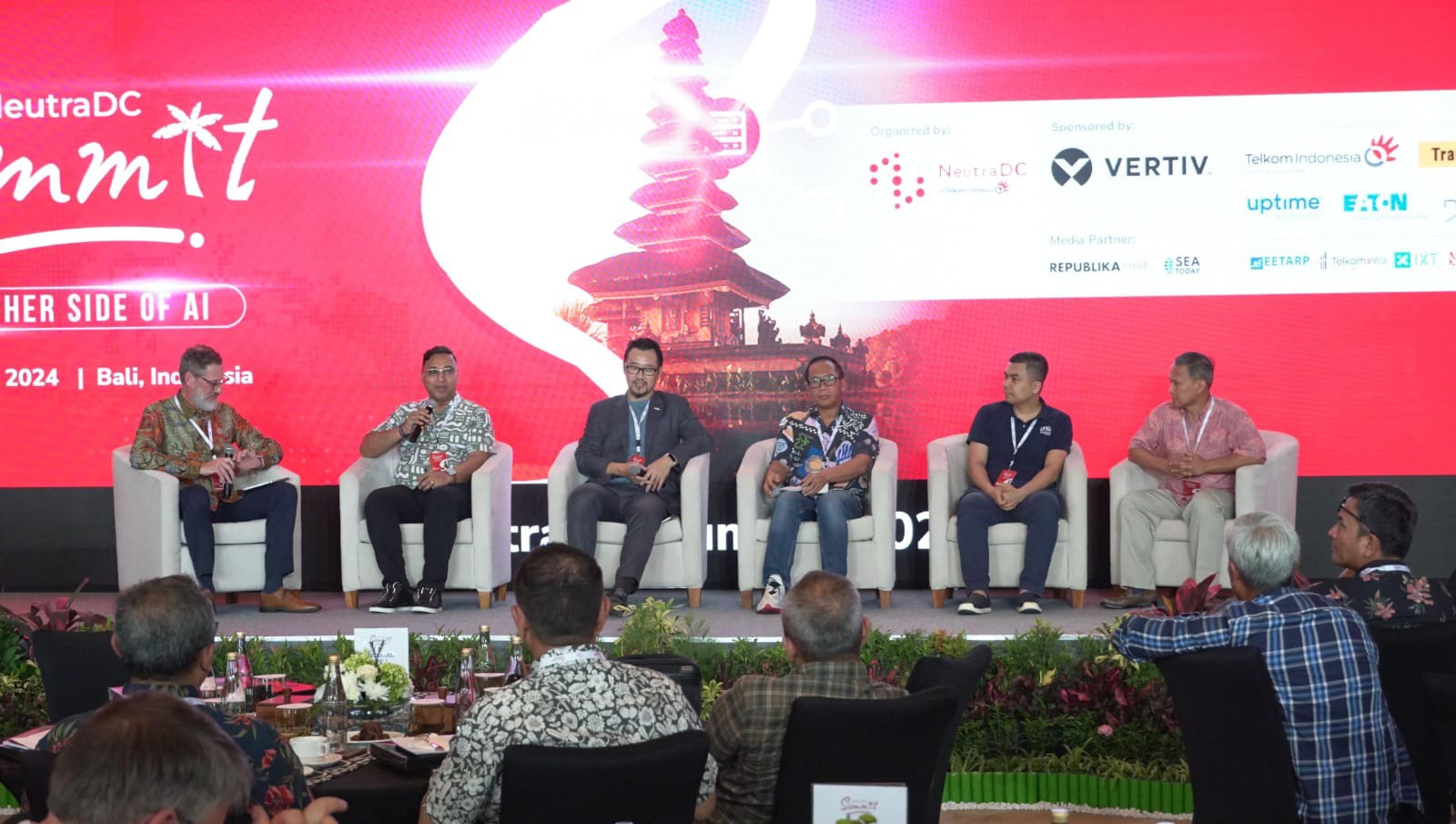 (Kiri ke Kanan) Direktur Group Business Development Telkom Indonesia Honesti Basyir, Komisaris Telkom Indonesia Marcelino Pandin, CEO NeutraDC, Andreuw T.h.A.F, President Director of Hawlett Packard Enterprise Indonesia Meygin Agustina, CEO of Cirrascale PJ Go, CEO of DataCanvas Limited Sealed Fang Lei, Direktur Wholesale & International Service Telkom Indonesia Bogi Witjaksono berfoto bersama setelah penandatangan MoU AI-Ecosystem pada acara NeutraDC Summit 2024 yang berlangsung di Sofitel Nusa Dua, Bali, Senin (26/8/2024). Foto: Telkom Indonesia