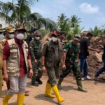 Kepala Badan Nasional Penanggulangan Bencana (BNPB), Letjen TNI Suharyanto bersama Menteri Koordinator Bidang Pembangunan Manusia dan Kebudayaan (Menko PMK RI), Muhadjir Effendy dan jajaran meninjau lokasi bencana pascabanjir bandang di wilayah Kelurahan Rua, Kota Ternate, Provinsi Maluku Utara, Selasa (27/8/2024). Foto: Ist