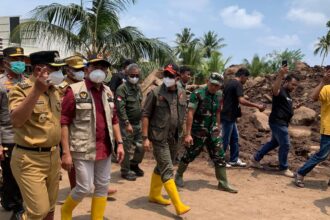 Kepala Badan Nasional Penanggulangan Bencana (BNPB), Letjen TNI Suharyanto bersama Menteri Koordinator Bidang Pembangunan Manusia dan Kebudayaan (Menko PMK RI), Muhadjir Effendy dan jajaran meninjau lokasi bencana pascabanjir bandang di wilayah Kelurahan Rua, Kota Ternate, Provinsi Maluku Utara, Selasa (27/8/2024). Foto: Ist