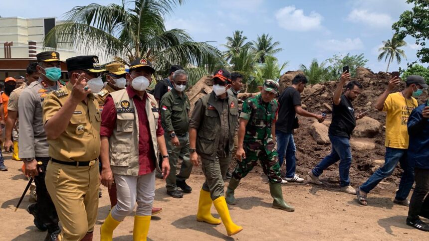 Kepala Badan Nasional Penanggulangan Bencana (BNPB), Letjen TNI Suharyanto bersama Menteri Koordinator Bidang Pembangunan Manusia dan Kebudayaan (Menko PMK RI), Muhadjir Effendy dan jajaran meninjau lokasi bencana pascabanjir bandang di wilayah Kelurahan Rua, Kota Ternate, Provinsi Maluku Utara, Selasa (27/8/2024). Foto: Ist