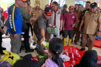 Menko PMK RI, Muhadjir Effendy bersama Kepala BNPB, Suharyanto saat meninjau di pos pengungsian di SMK 4 Kastela untuk bertemu para penyintas korban terdampak bencana banjir bandang Kelurahan Rua, Kecamatan Pulau Ternate, Kota Ternate, Provinsi Maluku Utara, Selasa (27/8/2024). Foto: Ist