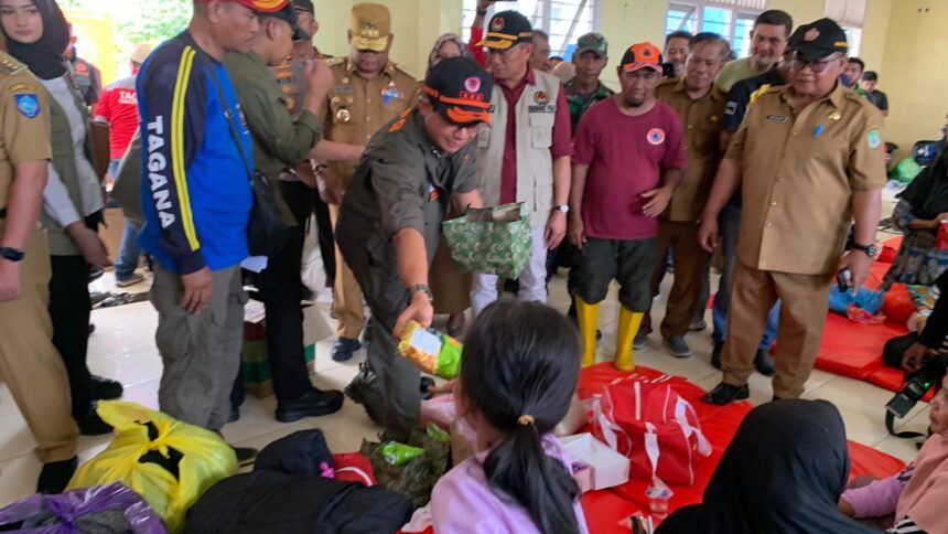 Menko PMK RI, Muhadjir Effendy bersama Kepala BNPB, Suharyanto saat meninjau di pos pengungsian di SMK 4 Kastela untuk bertemu para penyintas korban terdampak bencana banjir bandang Kelurahan Rua, Kecamatan Pulau Ternate, Kota Ternate, Provinsi Maluku Utara, Selasa (27/8/2024). Foto: Ist