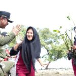 Pj Gubernur Sulbar, Bahtiar saat melakukan penanaman pohon mangrove bersama para pelajar.(Foto dok pemprov Sulbar)