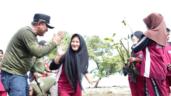 Pj Gubernur Sulbar, Bahtiar saat melakukan penanaman pohon mangrove bersama para pelajar.(Foto dok pemprov Sulbar)