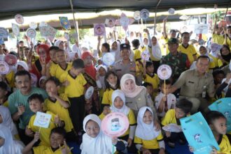 Para murid SDN 03 Baru, Kelurahan Baru, Kecamatan Pasar Rebo, mendapatkan edukasi dalam Kampanye Gerakan Memasyarakatkan Makan Ikan (Gemarikan) dilakukan Pemerintah Kota Jakarta Timur, pada Selasa (27/8/2024). Foto: Ist