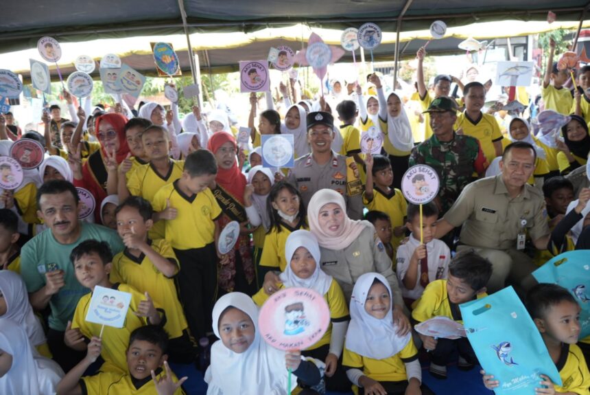 Para murid SDN 03 Baru, Kelurahan Baru, Kecamatan Pasar Rebo, mendapatkan edukasi dalam Kampanye Gerakan Memasyarakatkan Makan Ikan (Gemarikan) dilakukan Pemerintah Kota Jakarta Timur, pada Selasa (27/8/2024). Foto: Ist