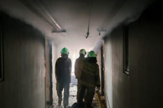 Sejumlah petugas Damkar memadamkan api pada unit Apartemen Sentra Timur di Jalan Sentra Primer, Kelurahan Pulogebang, Kecamatan Cakung, Jakarta Timur, Rabu (28/8/2024). Foto: Ist