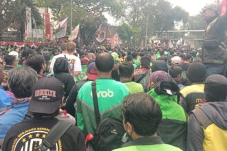 Ribuan pengemudi ojol menggelar aksi di depan patung kuda, Jakarta Pusat.(Foto sofian/ipol.id)