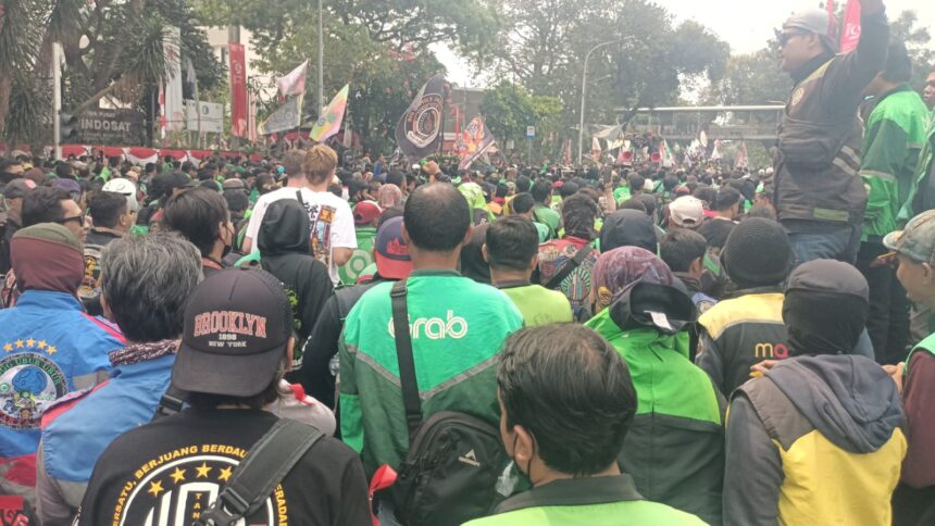 Ribuan pengemudi ojol menggelar aksi di depan patung kuda, Jakarta Pusat.(Foto sofian/ipol.id)