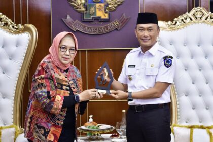 Prof Zudan menerima pimpinan rombongan Widyaiswara Ahli Utama LAN RI, Dr. Retno Setijowati. Foto: dok humas