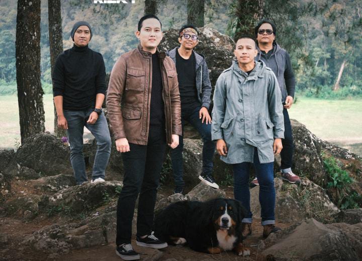 Sekretaris Pribadi Prabowo Subianto Rizky Irmansyah merilis produksi single teranyar-nya berkolaborasi dengan Musisi The Rain bertajuk “Jika Memang Sudah Waktunya” pada Jumat, 30 Agustus 2024.