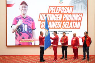 Prof Zudan menyerahkan bendera kepada Ketua Kontingen Sulsel Jufri Rahman. Foto: dok humas